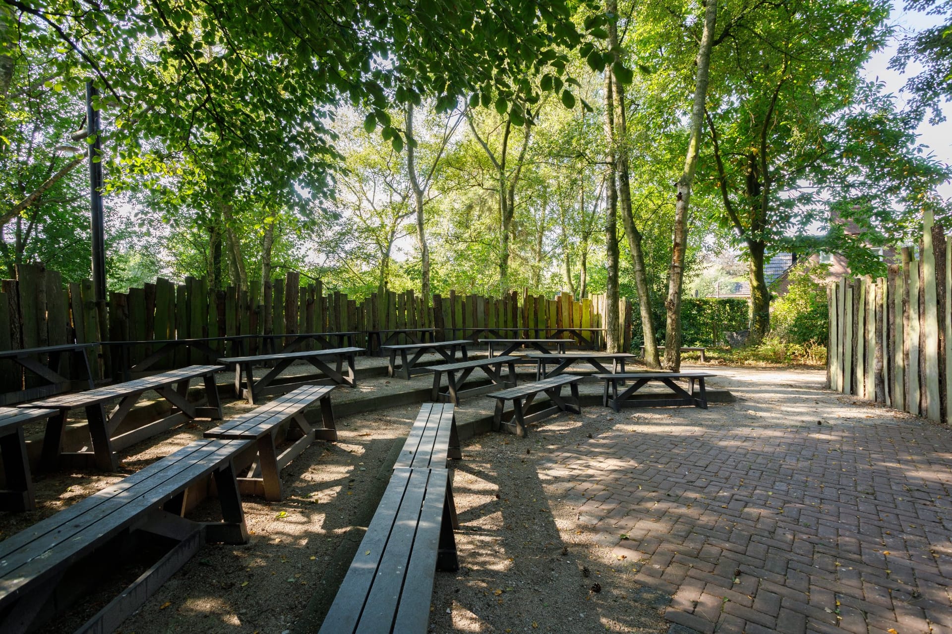 Uitvaartverzorger Nuenen: ingetogen buitenruimte met vuurschaal bij een afscheid